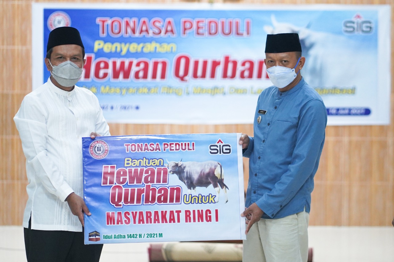 PT Semen Tonasa Peduli, Salurkan Bantuan 27 Ekor Hewan Kurban