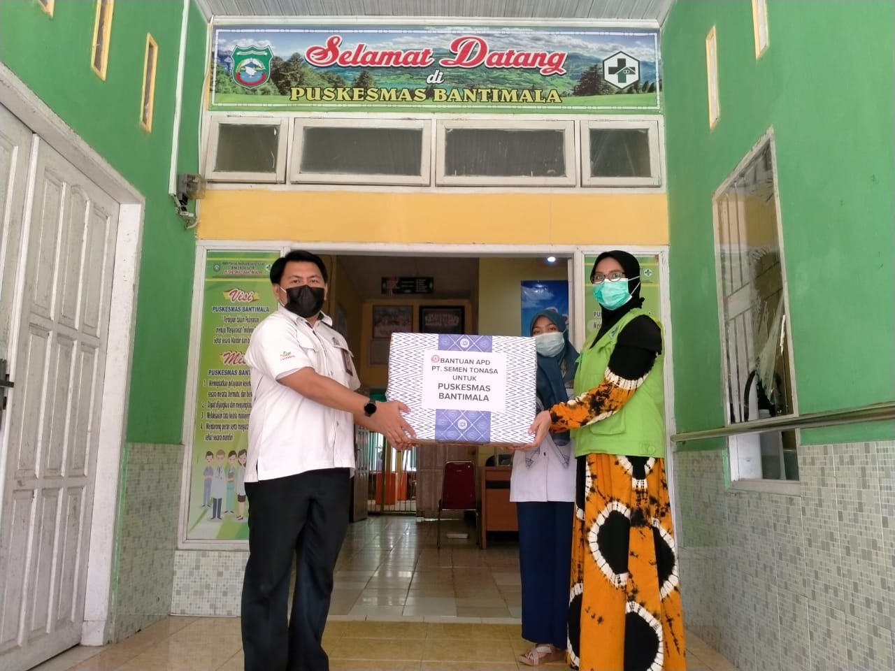 Perangi Covid-19, PT Semen Tonasa Serahkan Bantuan Baju Hazmat kepada RSUD dan Puskesmas di Kabupaten Pangkep