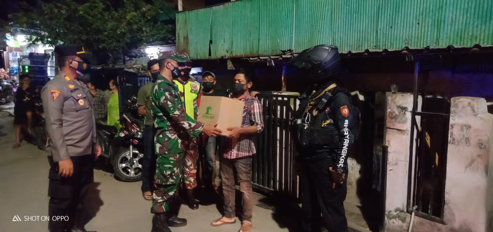 Patroli Skala Besar, Polres Pelabuhan Makassar- TNI bagikan Sembako