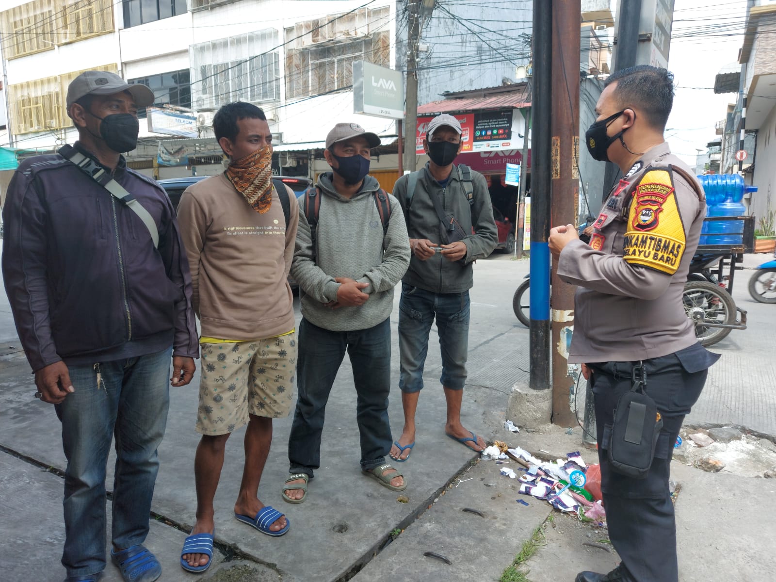Tingkatkan Patroli PPKM Mikro, Bhabinkamtibmas Melayu bersama Staf Kelurahan Imbau Prokes