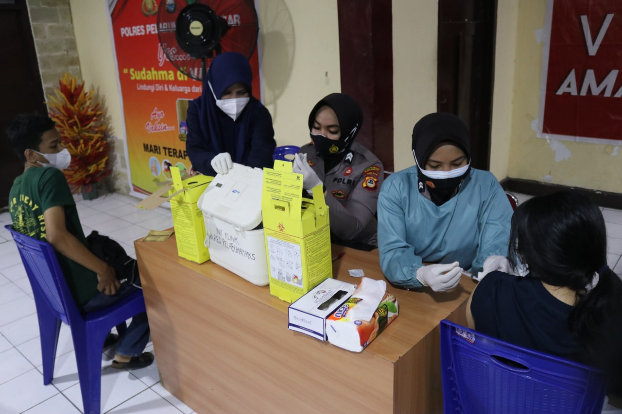 Gelar Vaksinasi Massal Dosis Kedua, Polres Pelabuhan Makassat terapkan Prokes ketat