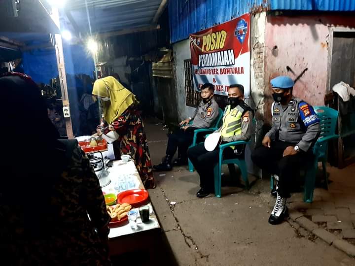 Polisi dan Tomas Siaga di TKP