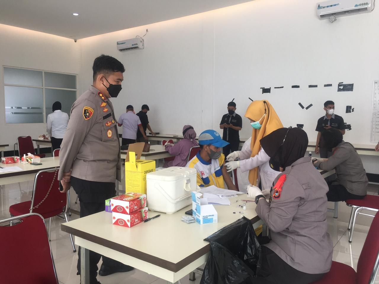 Kapolres Cek Percepatan Vaksinasi di Gerai Vaksin Keliling Polres Pelabuhan Makassar