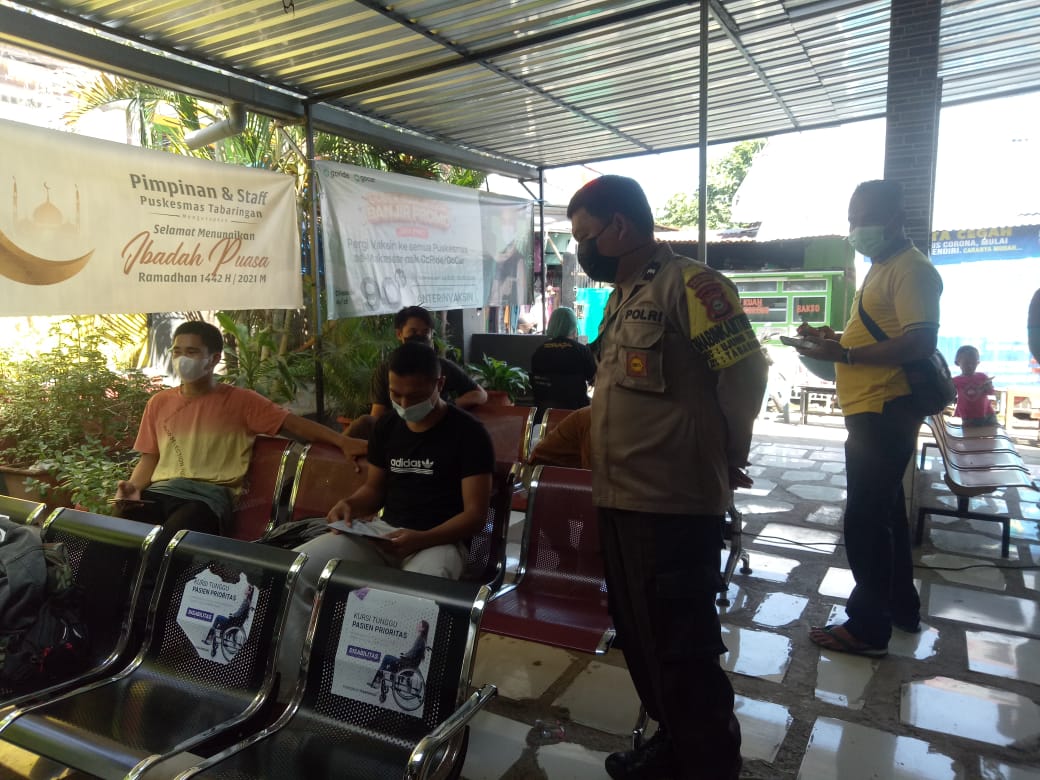 Vaksinasi Covid-19, Bhabinkamtibmas Tabaringan berikan Pengamanan dan Imbauan Prokes 