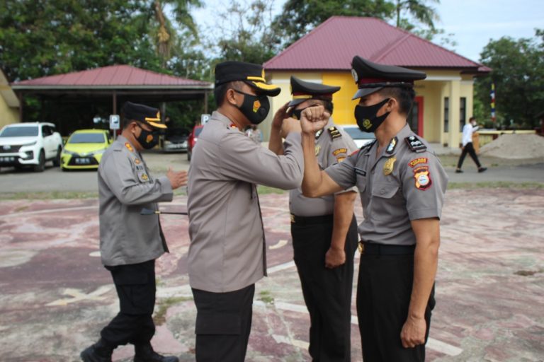 27 Personel Polres Jeneponto Disiram Air