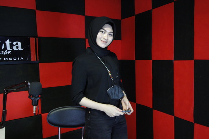 Pemain Film Peraih Dua Gelar  Sarjana Hukum Sekaligus