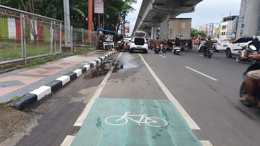 Jalur sepeda yang ada di Jalan AP Petta Rani