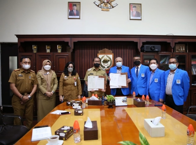Moh Ramdhan Pomanto bersama Rektor Unifa