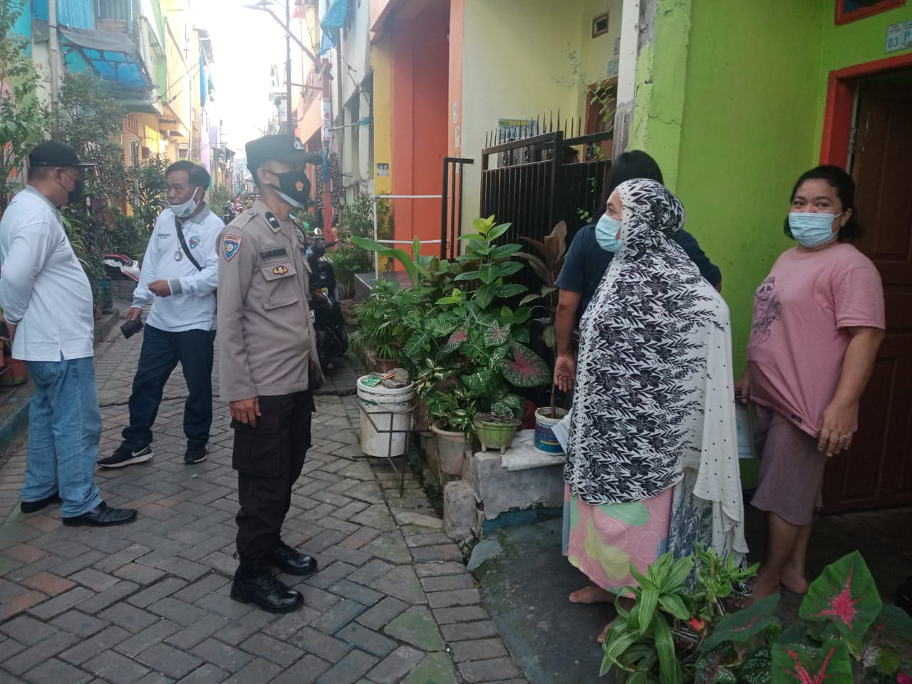 Sambangi Warga Binaannya Bhabinkamtibmas Totaka Ingatkan tetap lakukan Prokes