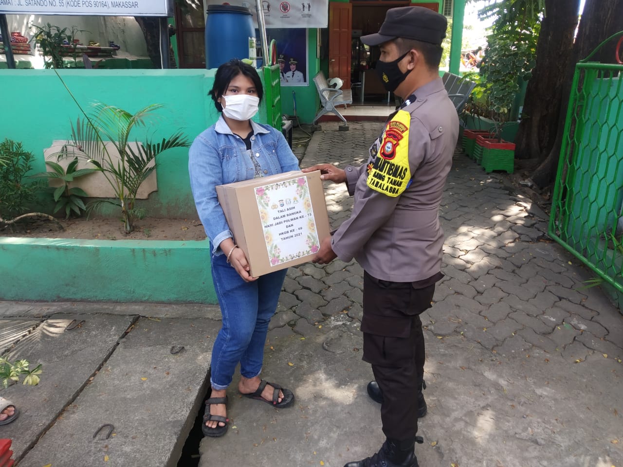 Hadir ditengah Masyarakat, Polres Pelabuhan Makassar Salurkan Bantuan Sembako