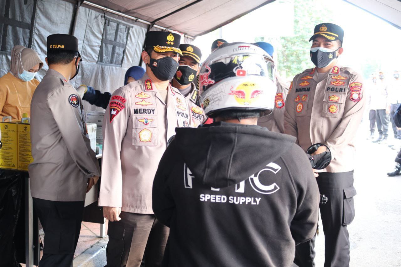 Kapolda Sulsel Cek Gerai Drive Thru Vaksin Presisi di Polres Pelabuhan Makassar
