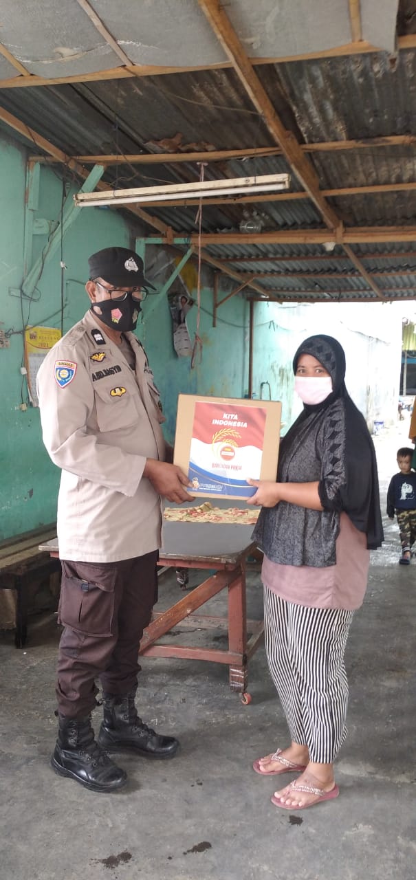 Menyelusuri lorong Bhabinkamtibmas Polres Pelabuhan Makassar Salurkan bansos PPKM