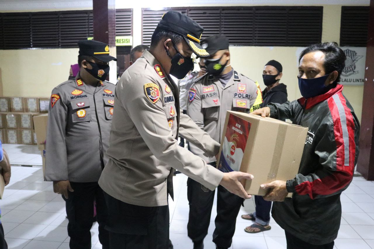 Kapolres AKBP Kadarislam Berbagi  Bansos PPKM Kepada Warga