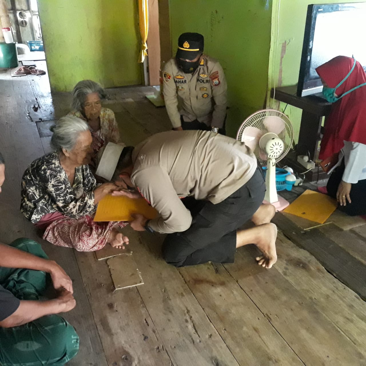 Aksi Peduli Kapolres AKBP Kadarislam berikan Bansos pada Lansia di Pulau Barrang Lompo