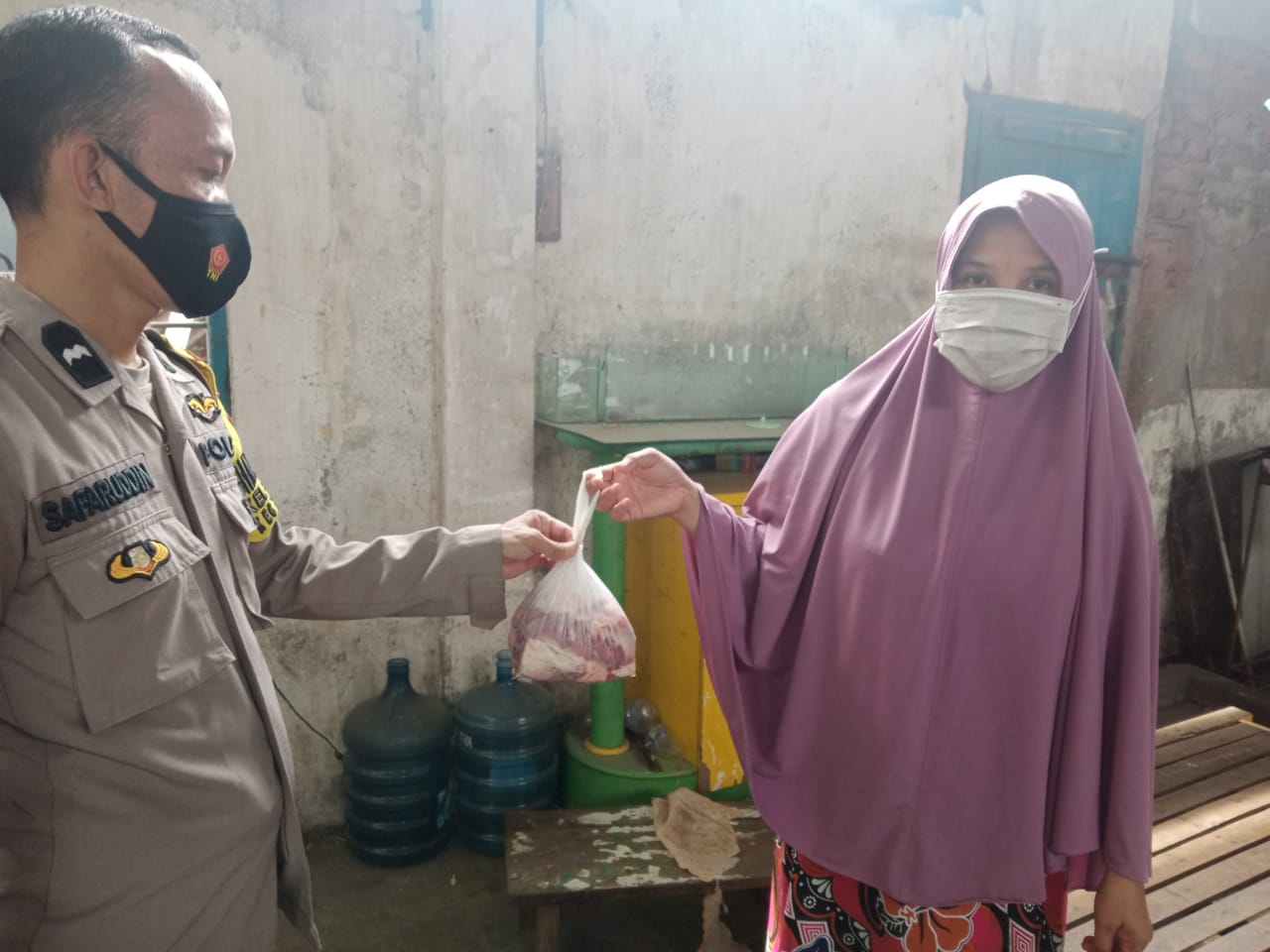 Antisipasi Kerumunan, Polres Pelabuhan Makassar Kerahkan Bhabinkamtibmas Salurkan Daging Qurban