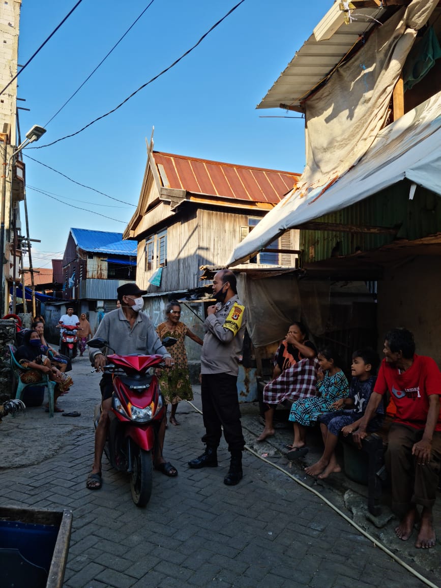 Menyelusuri Lorong Bhabinkamtibmas Cambayya Imbau Prokes ke Warganya