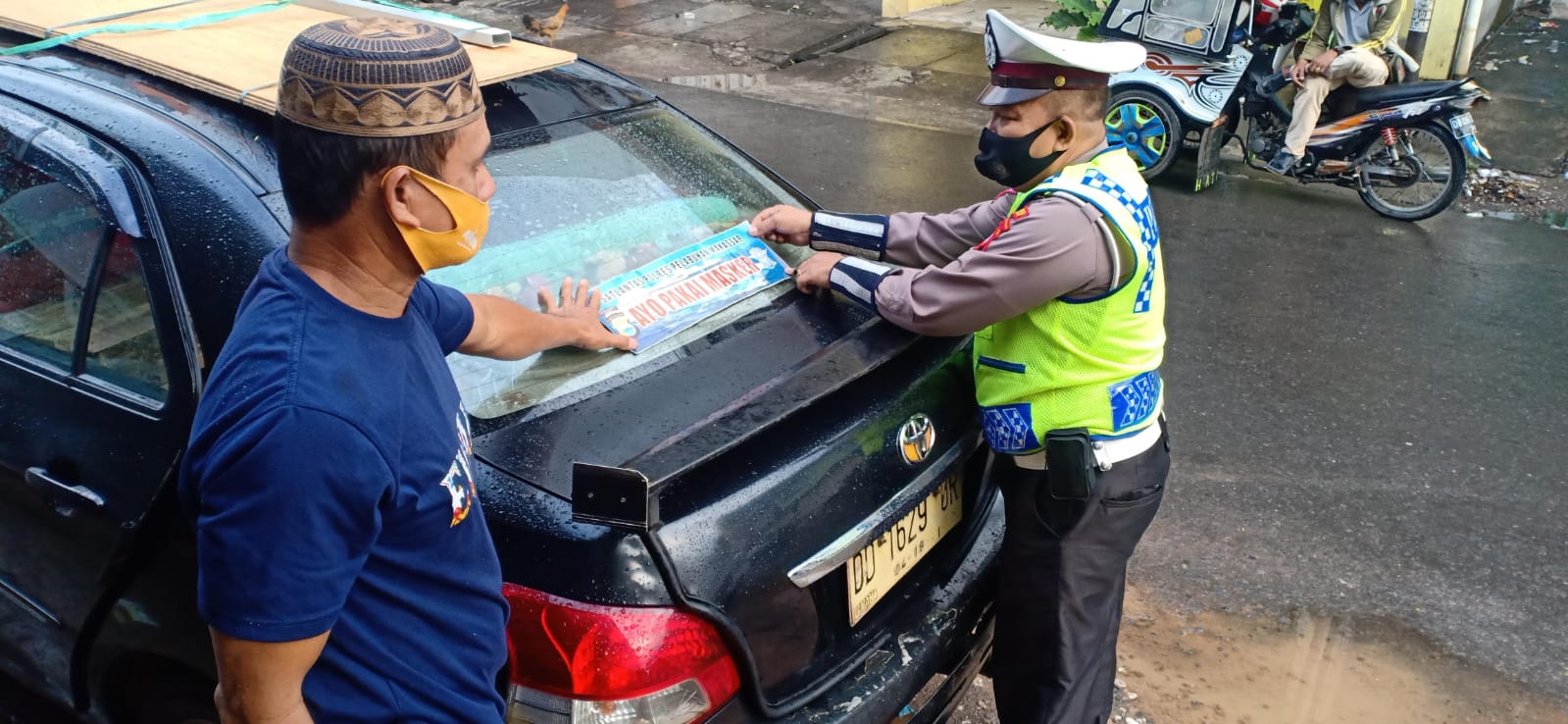 Satlantas Polres Pelabuhan Makassar Tempel Sticker “Ayo Pakai Masker”