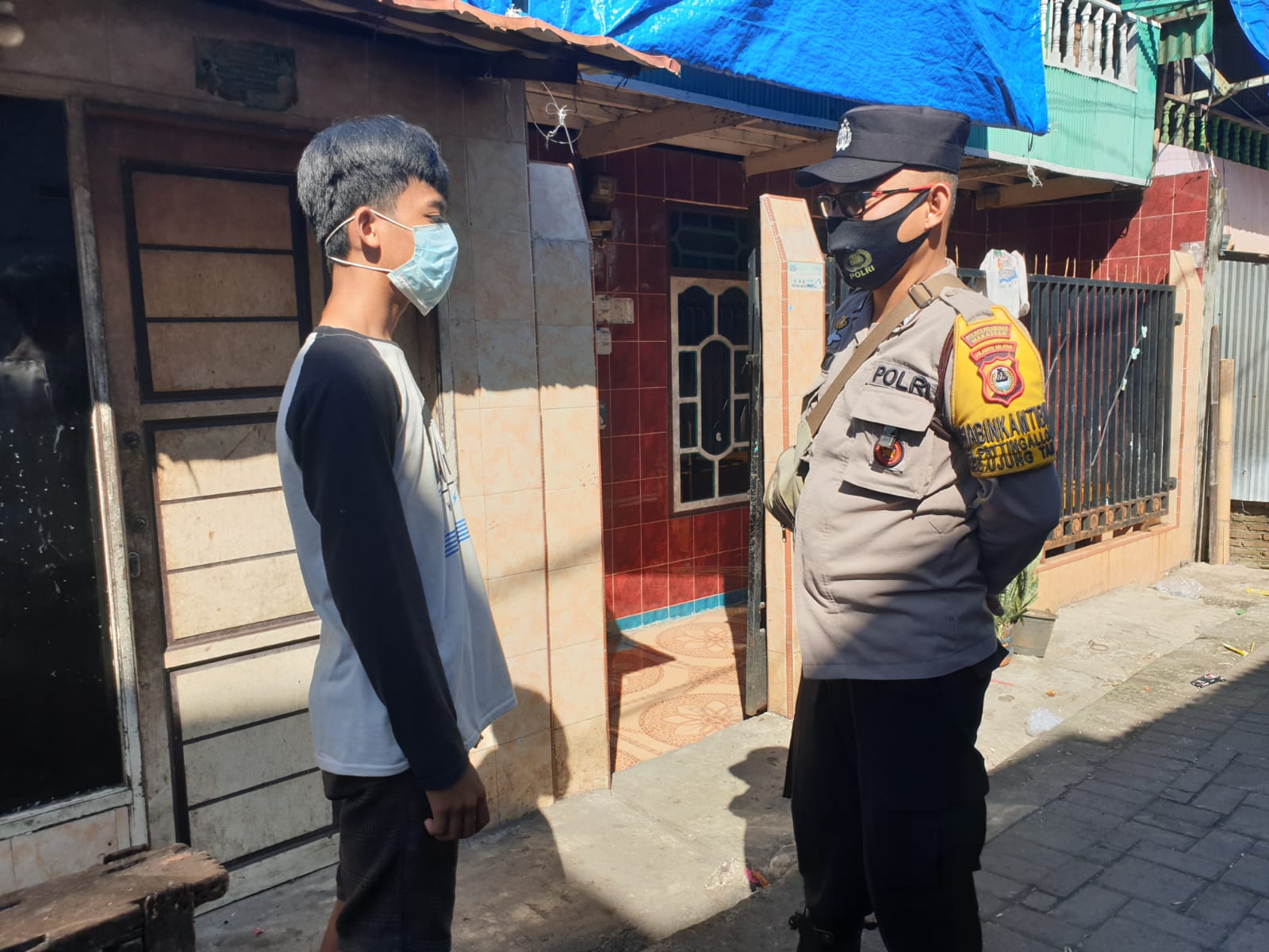 Door to door, Bhabinkamtibmas Pattingalloang Edukasi Prokes ke Warga Binaannya