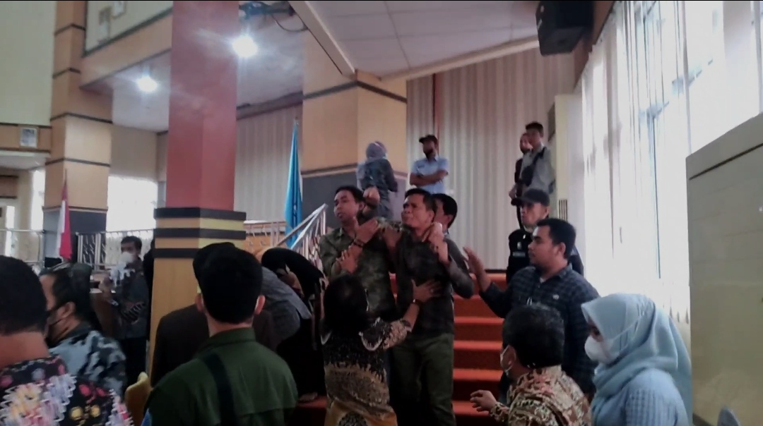 Anggota DPRD Nyaris Adu Jotos Gegara PEN