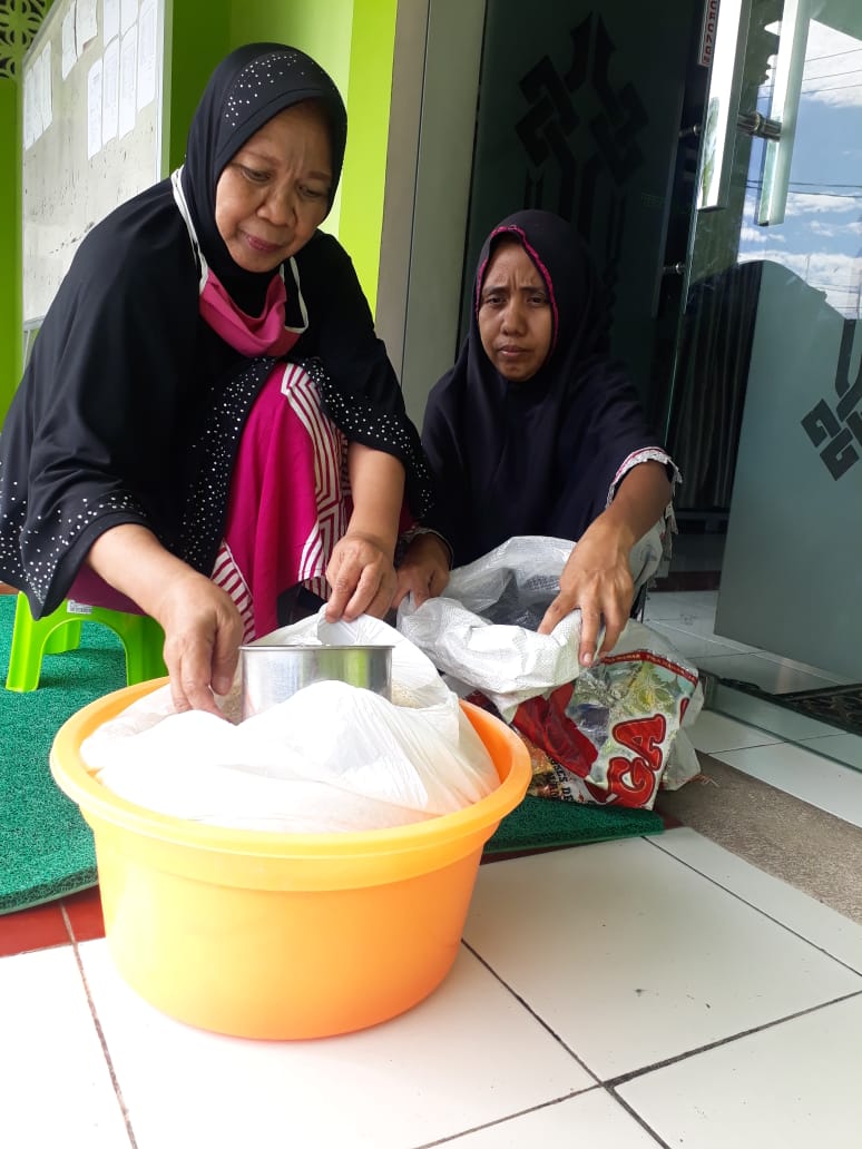 Pengurus Masjid dan MT Darussalam Bosowa Sedekah Beras untuk Dhuafa