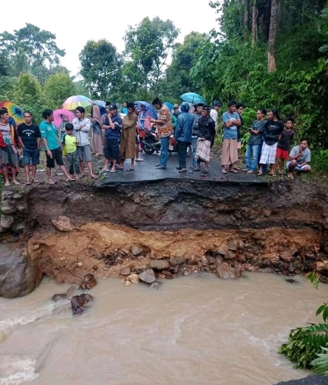 Gangguan Atmosfer Picu  Hujan Lebat Hingga Banjir