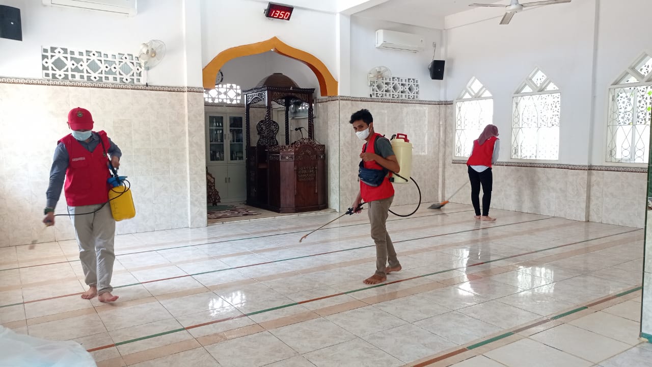 Mahasiswa KKN Unhas Semprot Disinfektan untuk Sterilisasi Masjid dan Warung