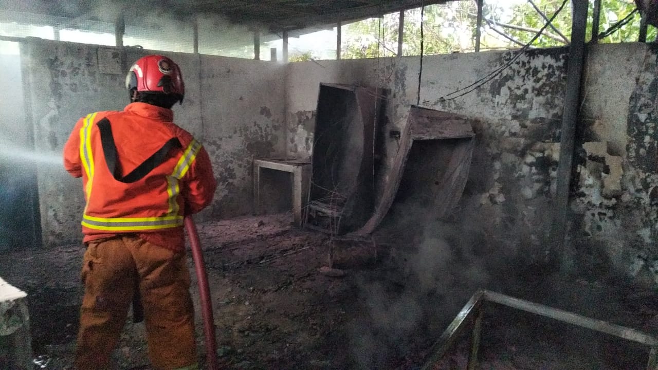 15 Personel Damkar dan Brimob  Padamkan Api di Kafe Telkom