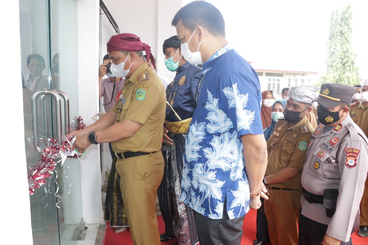 Bupati Resmikan Kantor Camat  Wotu