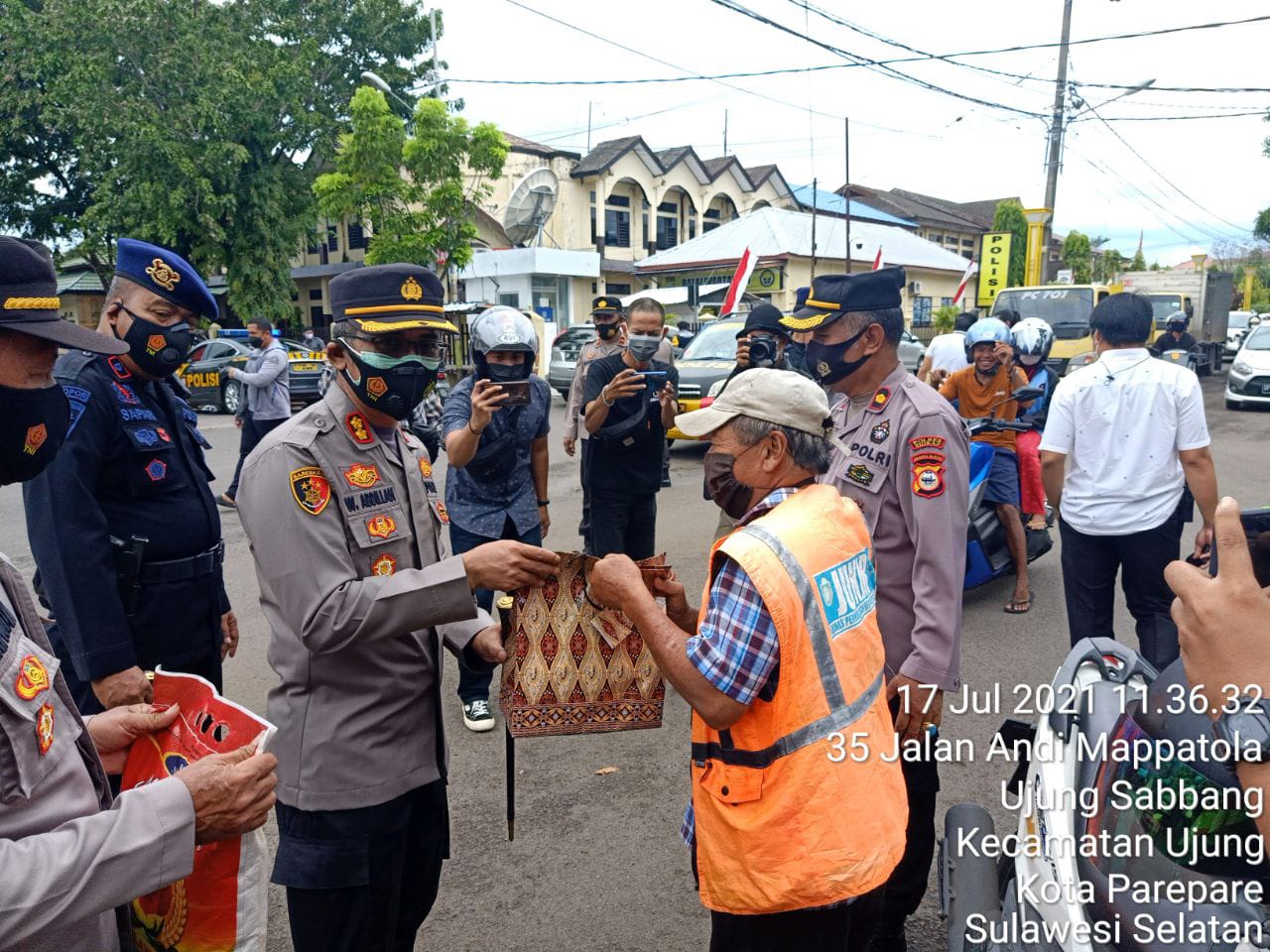 Kapolres Lepas Ratusan Paket Bansos