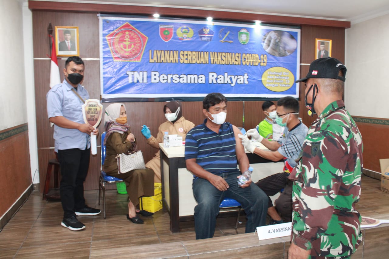 Vaksinasi Massal Hari Kedua Membludak