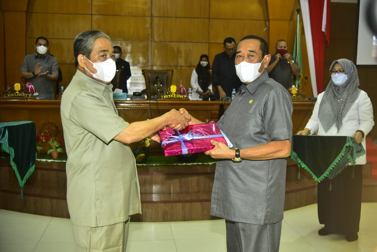 Dollah Mando Serahkan Tiga Ranperda