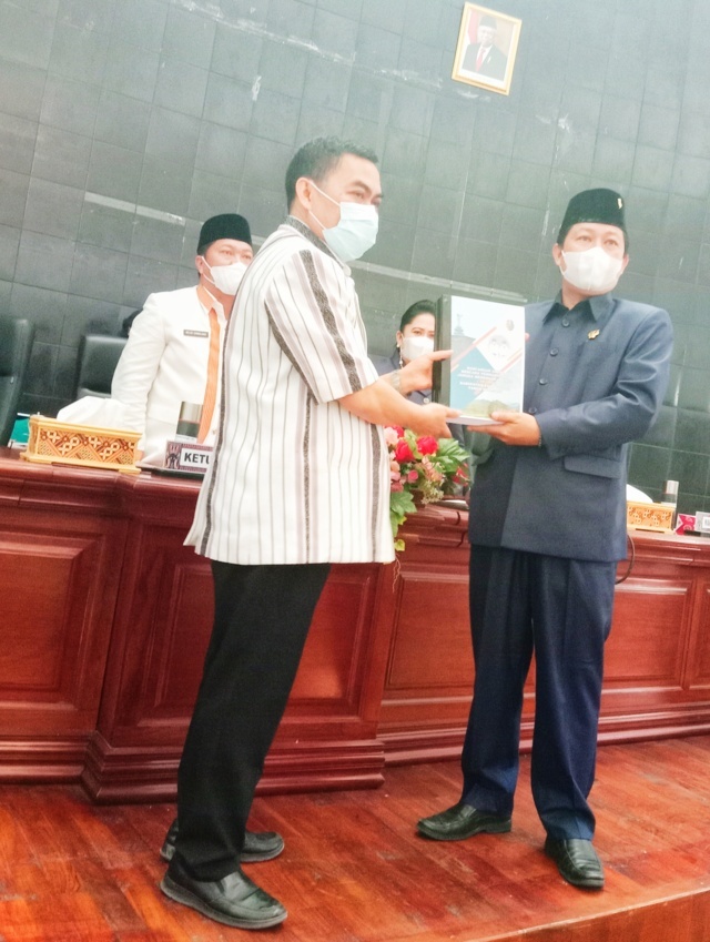 Zadrak Serahkan Dua Ranperda ke DPRD