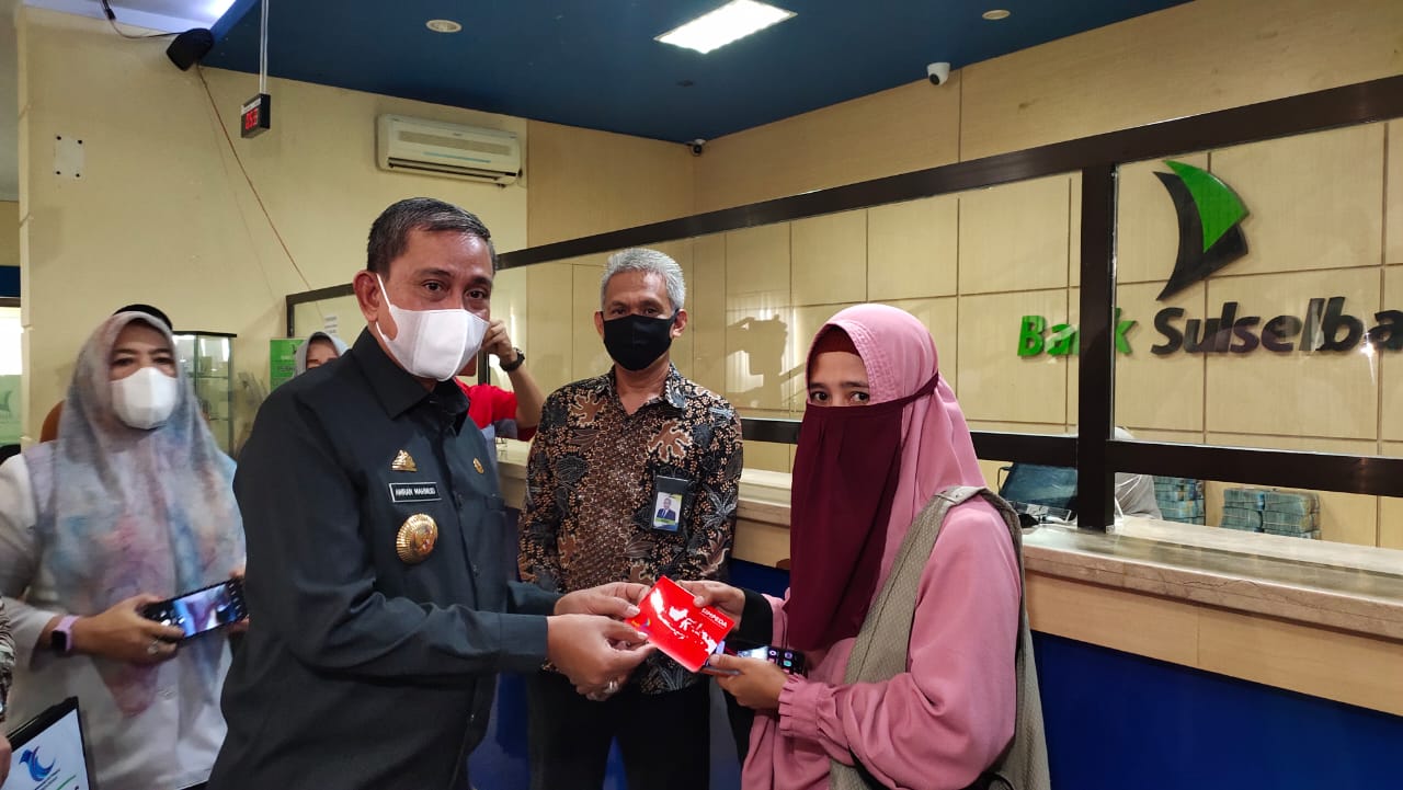 Amran Serahkan Bansos ke 81 Pelaku UKM
