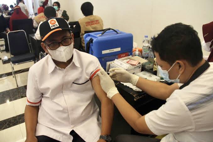 Ratusan Warga Ikut Vaksinasi yang Digelar PKS