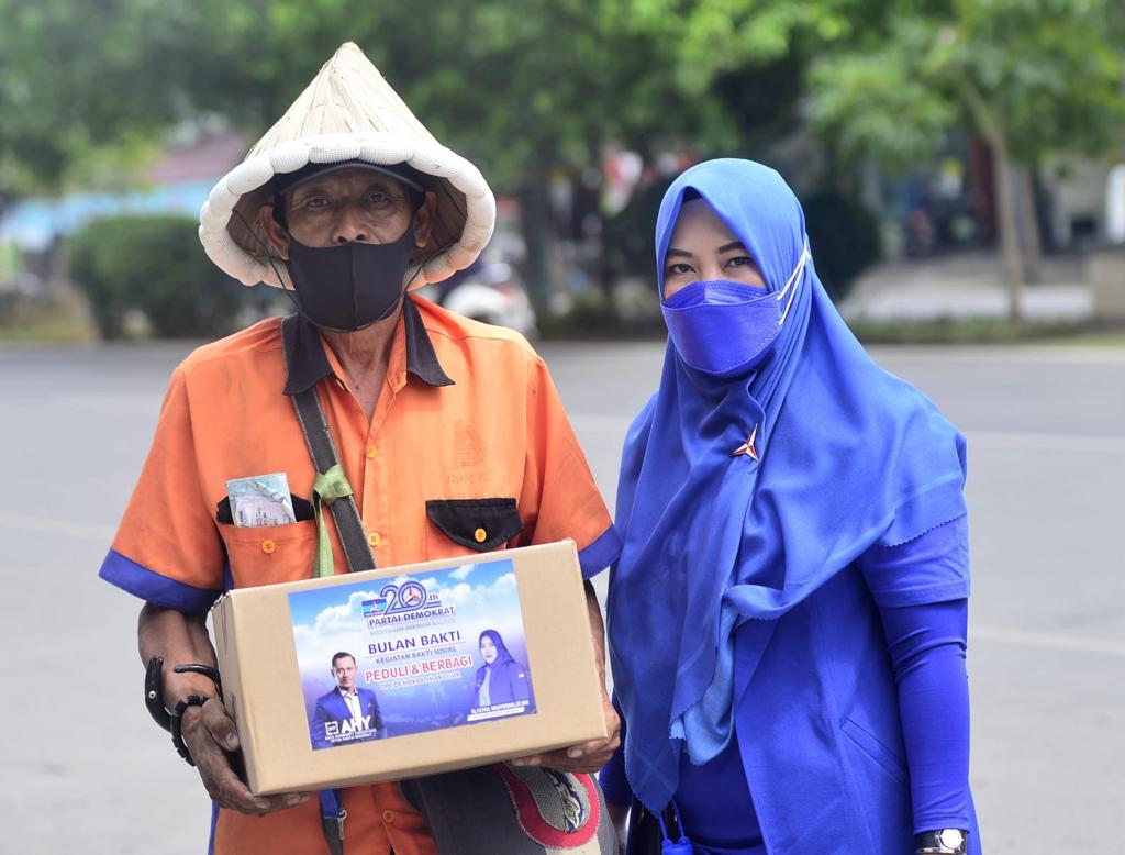 Tim Haidar Madjid Berbagi dengan Penyapu Jalan