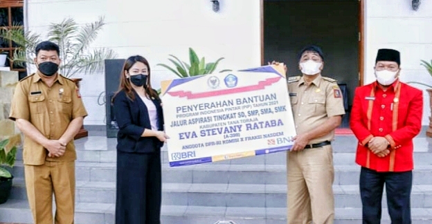 ESR Serahkan Bantuan Bea Siswa PIP ke Bupati Tana Toraja