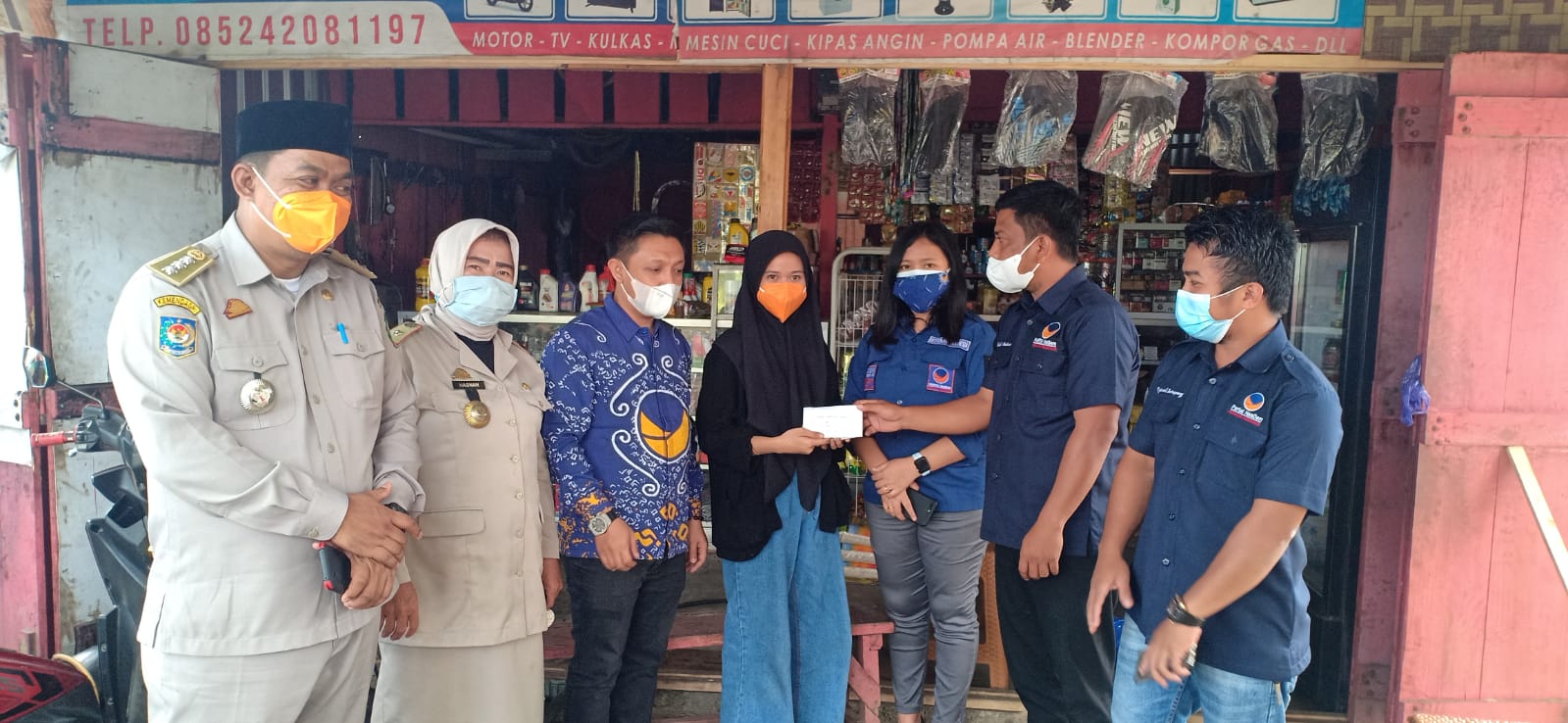 Syahar dan Nasdem Palopo Bantu Perempuan Penambal Ban