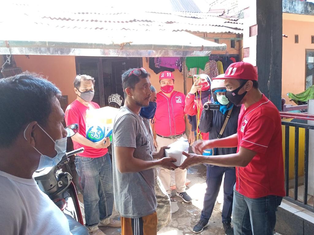 PSI Makassar Bagikan Nasi Dos ke Warga Selama Seminggu