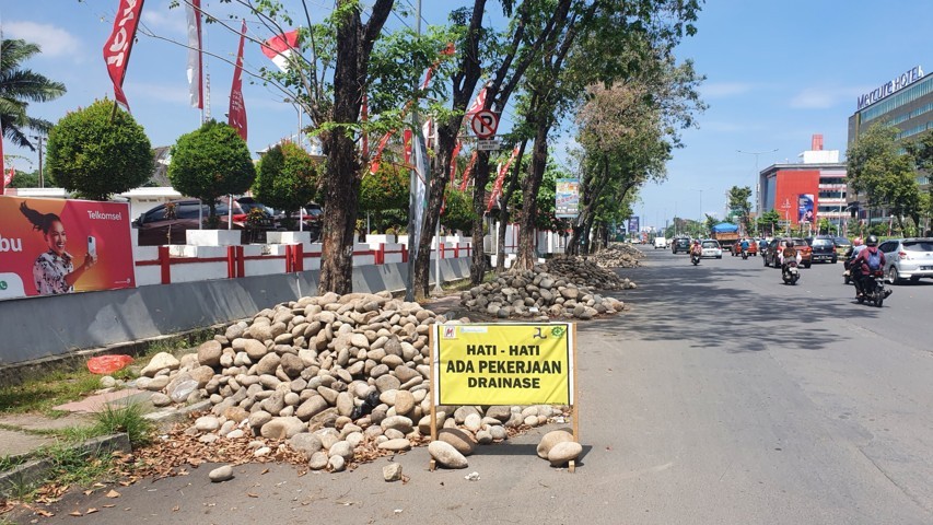 pembenahan terhadap sejumlah drainase di Jalan AP Petta Rani