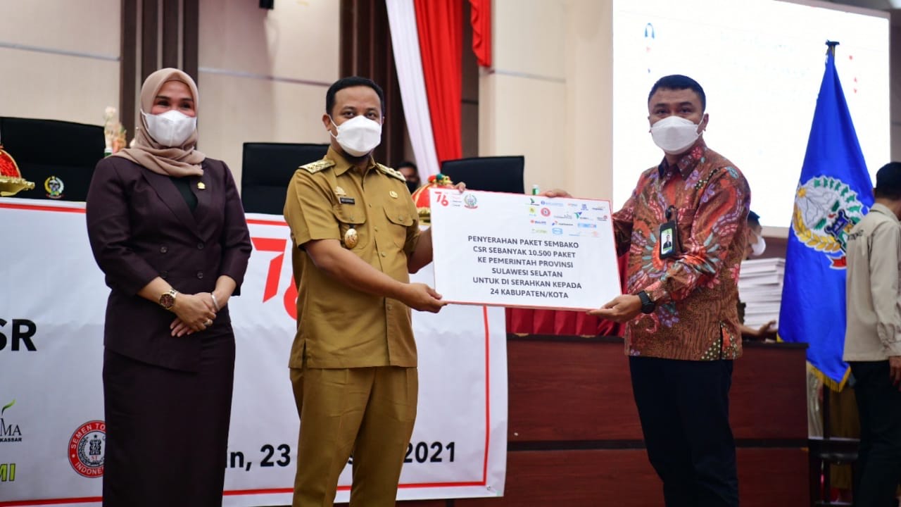 Plt Gubernur Serahkan Sembako dari Pelaku Usaha ke Pemda