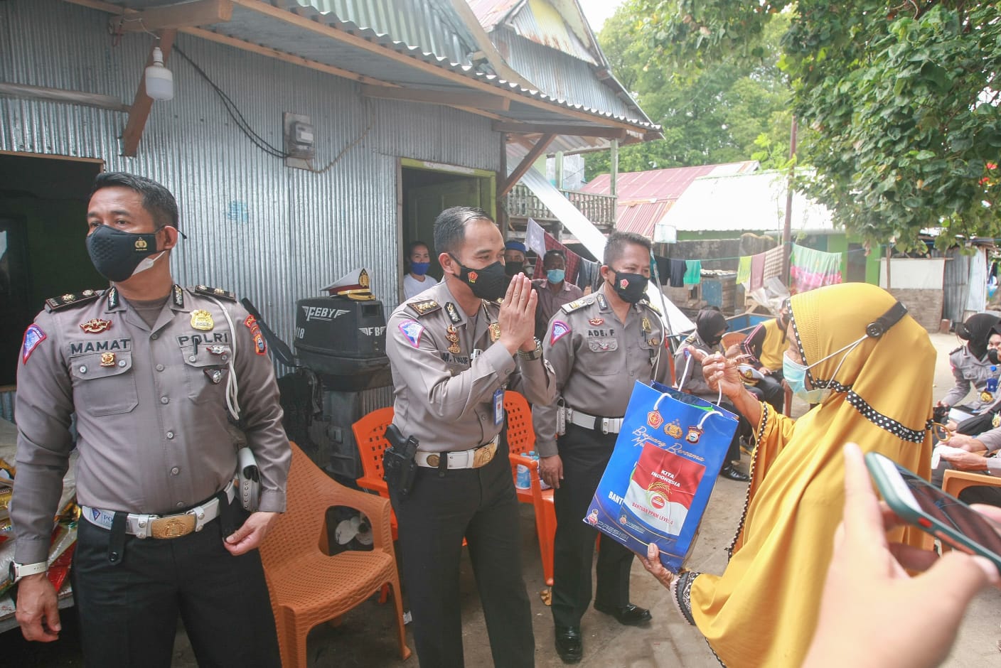 Ditlantas Polda Sulsel Bagikan Paket Sembako