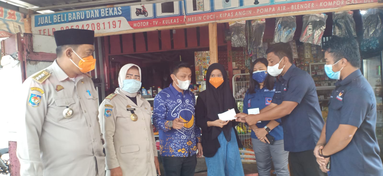 NasDem Palopo dan Syaharuddin Alrif Bantu Modal Usaha Perempuan Penambal Ban