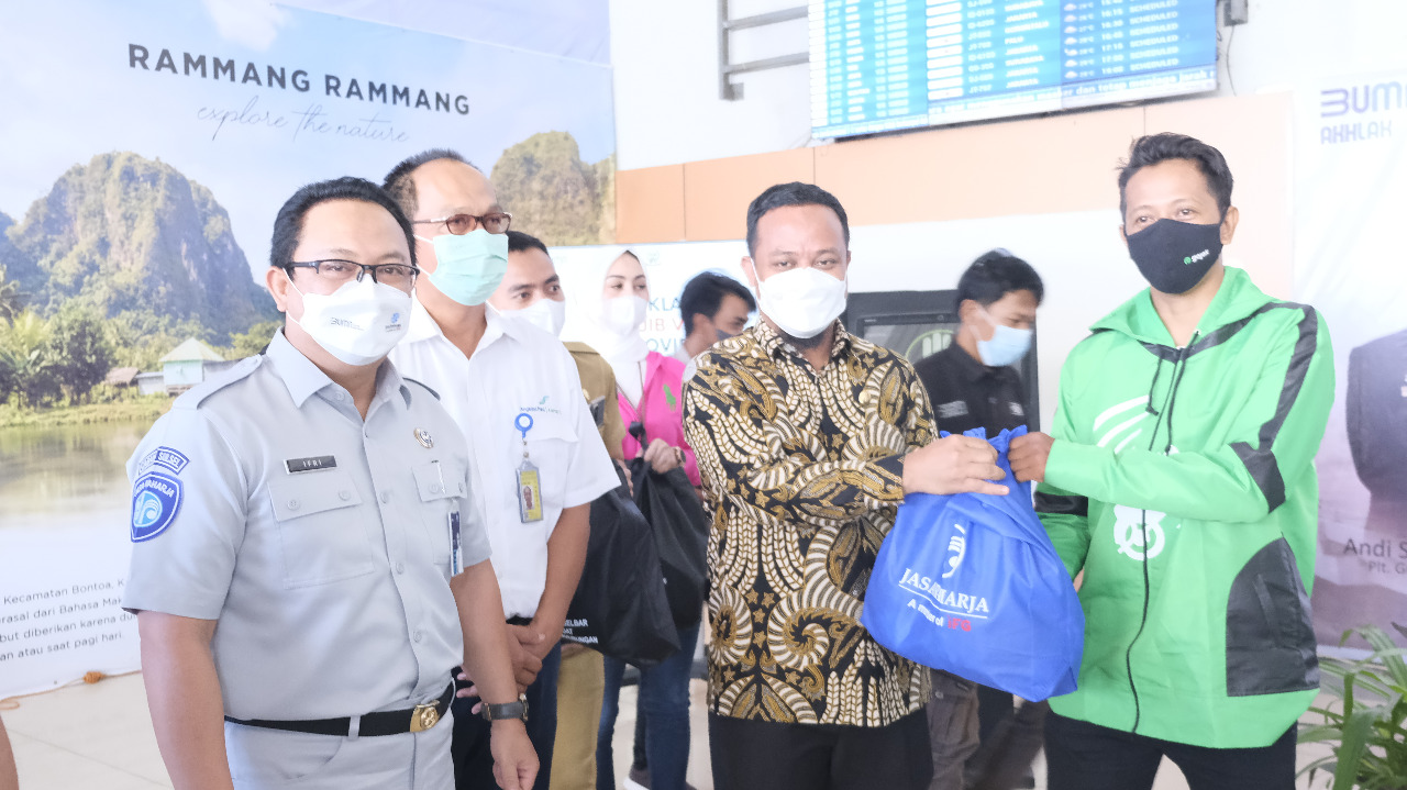 Jasa Raharja Sulsel Serahkan 500 Paket Sembako Untuk Para Ojol dan Supir Taksi