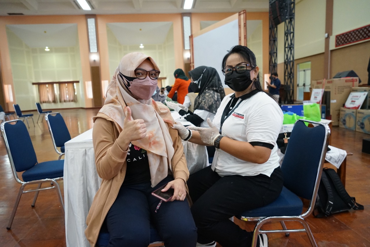 Sinergitas TNI-PT Semen Tonasa.  Vaksinasi Covid-19 di Pangkep Berjalan Sukses