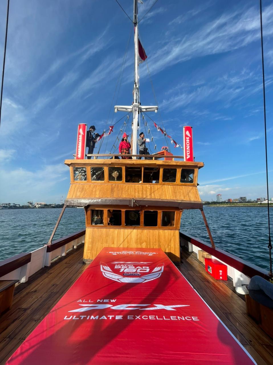 Meriahkan Hari Kemerdekaan, Astra Motor Sulsel Gelar Konser di Atas Kapal Pinisi