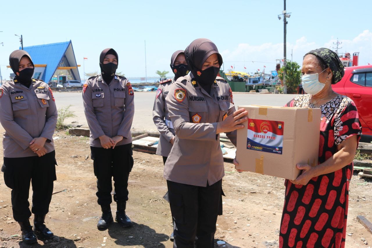 Polwan Polres Pelabuhan Makassar Berbagi Sembako pada Warga Kurang Mampu