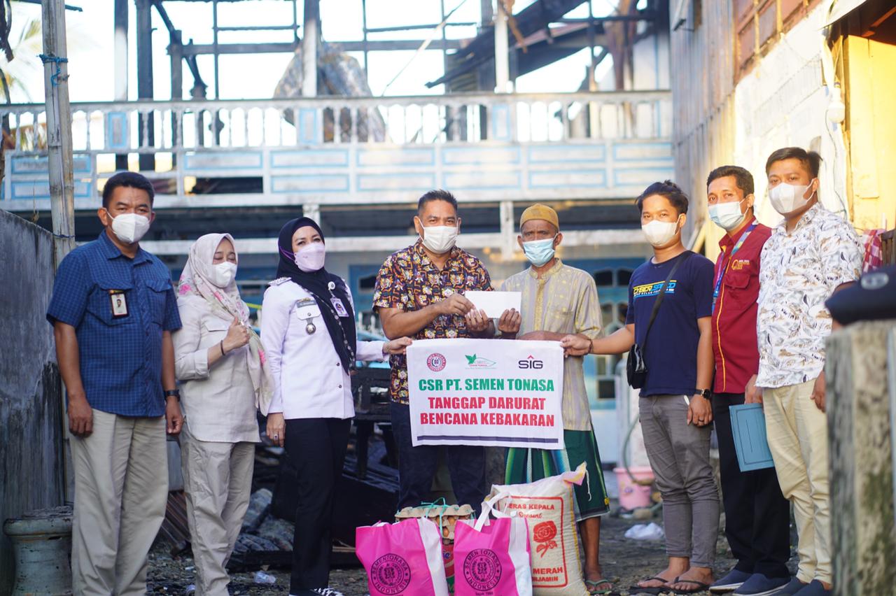 Semen Tonasa Bantu Warga Korban Kebakaran di Kampung Laikang