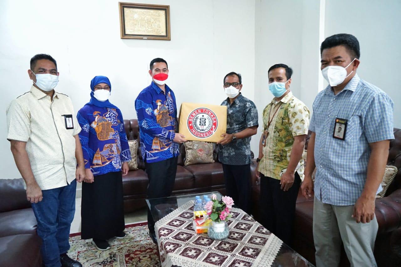 Dukung Vaksinasi di Kepulauan Kabupaten Pangkep. PT Semen Tonasa Bantu Kotak Vaksin dan Oksigen Konsentrator