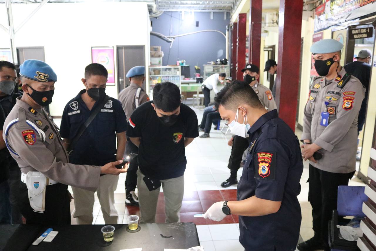 Sie Propam Polres Pelabuhan Makassar lakukan Tes Urine terhadap Personel