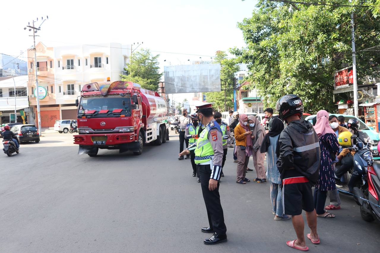 Satlantas Polres Pelabuhan Makassar lakukan Pengaturan Lalin di Drive Thru Vaksinasi